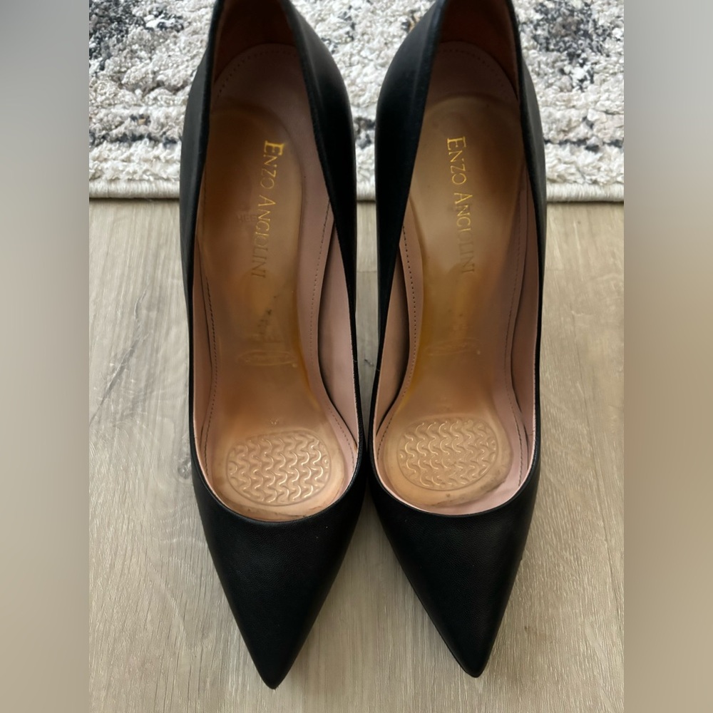 Pointy toe dress shoe